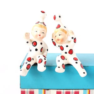 Saleiro e pimenteiro vintage com estampa de bolinhas e duendes, decoração kitsch para casa.
