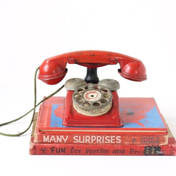 Vintage Toy Telephone, Red Toy Phone, Tin Red Phone, Gong Bell Manufacturing, Vintage Toy, Vintage Kids Room, Retro Toy, Vintage Home