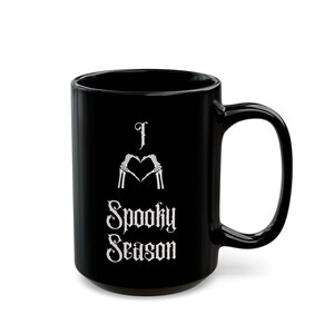 Ich liebe die gruselige Jahreszeit Kaffeebecher | Übergroße Keramiktasse | Halloween | Spülmaschinenfest Mikrowellengeeignet Gruseliger Humor | Skeletthand Herz