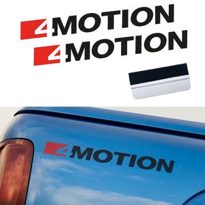 Op de afbeelding: Twee zwarte en rode "4 MOTION" stickers en een rakel op een witte achtergrond. De stickers worden ook aangebracht op een blauwe auto. De stickers hebben de tekst "4 MOTION" in zwart met een rode "4" en een rode rechthoek.
