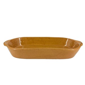 Peut inclure: Un plat de cuisson rectangulaire avec une finition lisse et brillante dans une couleur brun doré moucheté. Le plat présente des côtés légèrement évasés et des poignées intégrées aux deux extrémités, offrant un design simple et fonctionnel.