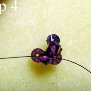 Peut inclure: Gros plan d'une &eacute;tape d'un projet de perlage. L'image montre un groupe de perles violettes, dont des cristaux facett&eacute;s et des perles rondes, enfil&eacute;es sur un fil fonc&eacute;. Le texte "&Eacute;tape 4 :" est dans le coin sup&eacute;rieur gauche.