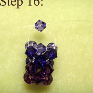 Peut inclure: Gros plan sur un projet de cr&eacute;ation de perles en cours. Le projet pr&eacute;sente une forme rectangulaire construite &agrave; partir de diff&eacute;rentes nuances de perles violettes. Le texte "Step 16:" est dans le coin sup&eacute;rieur gauche.