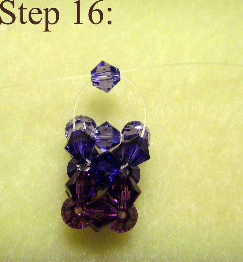 Peut inclure: Gros plan sur un projet de cr&eacute;ation de perles en cours. Le projet pr&eacute;sente une forme rectangulaire construite &agrave; partir de diff&eacute;rentes nuances de perles violettes. Le texte "Step 16:" est dans le coin sup&eacute;rieur gauche.