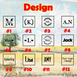 Op de afbeelding: Twaalf verschillende ontwerpmogelijkheden voor een gepersonaliseerd logo. Elk ontwerp heeft een ander lettertype, stijl en grafisch element. De ontwerpen zijn genummerd van 1 tot en met 12.