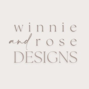 以下が含まれることがあります： Winnie and Rose Designsのロゴは、セリフ体のフォントで「winnie」と「rose」という単語を表示し、「and」は筆記体です。「DESIGNS」という単語は下にあり、すべて淡い茶色で、明るいベージュ色の背景に表示されています。