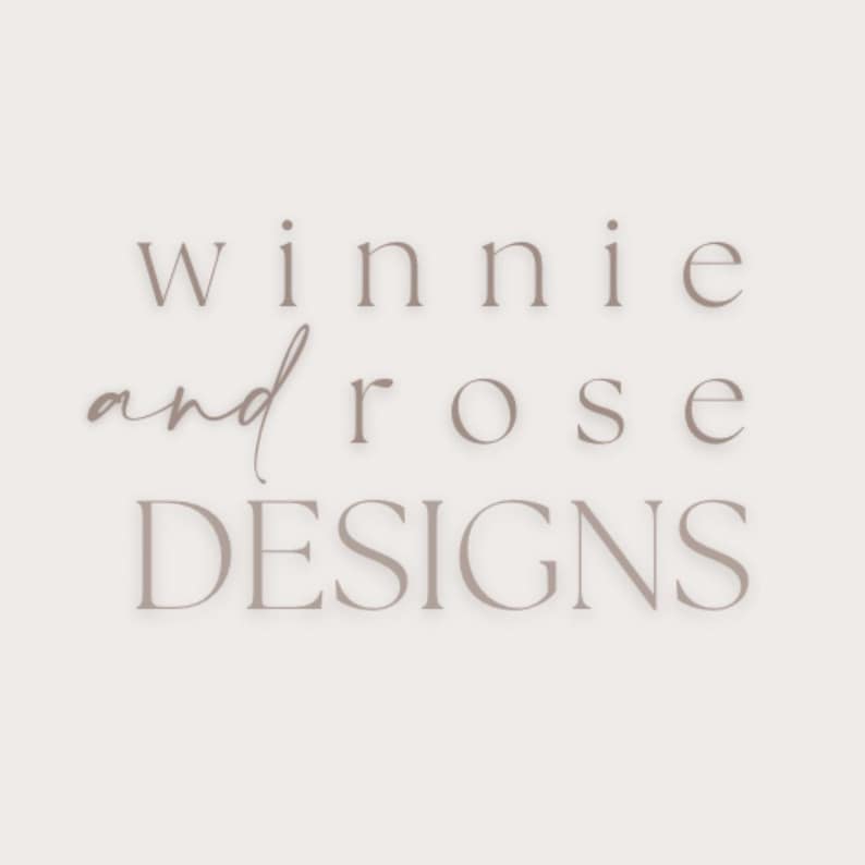 以下が含まれることがあります： Winnie and Rose Designsのロゴは、セリフ体のフォントで「winnie」と「rose」という単語を表示し、「and」は筆記体です。「DESIGNS」という単語は下にあり、すべて淡い茶色で、明るいベージュ色の背景に表示されています。
