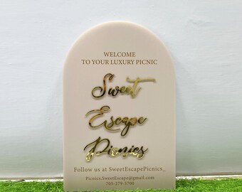 Arched Acrylic Custom Picnic Sign, Elegant Custom Acrylic Welcome Sign , Personalized Frosted Wedding Sign, Acrylic Welcome Party Sign