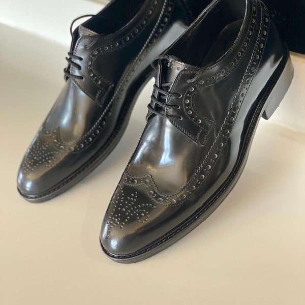 Black oxford leather shoes. Calfskin Leather Shoes, Handmade Customized Lace Up Shoes. 100% Handcrafted French Forged Leather Sole.