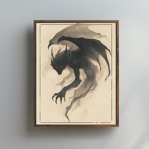 以下が含まれることがあります： 暗いドラゴンのイラストが描かれた額入りのアートワーク。 ドラゴンはグレーと黒の色合いで描かれ、翼を広げ、鋭い爪を持っています。 アートワークはクリーム色の背景に設定され、濃い木材のフレームに入っています。