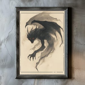 以下が含まれることがあります： 赤い目を持つ暗いドラゴンの額装されたアートワーク。 ドラゴンは大きな翼と鋭い爪を持ち、明るいベージュの背景に設定されています。 アートワークは黒いフレームに入っており、テクスチャ加工された灰色の壁に取り付けられています。
