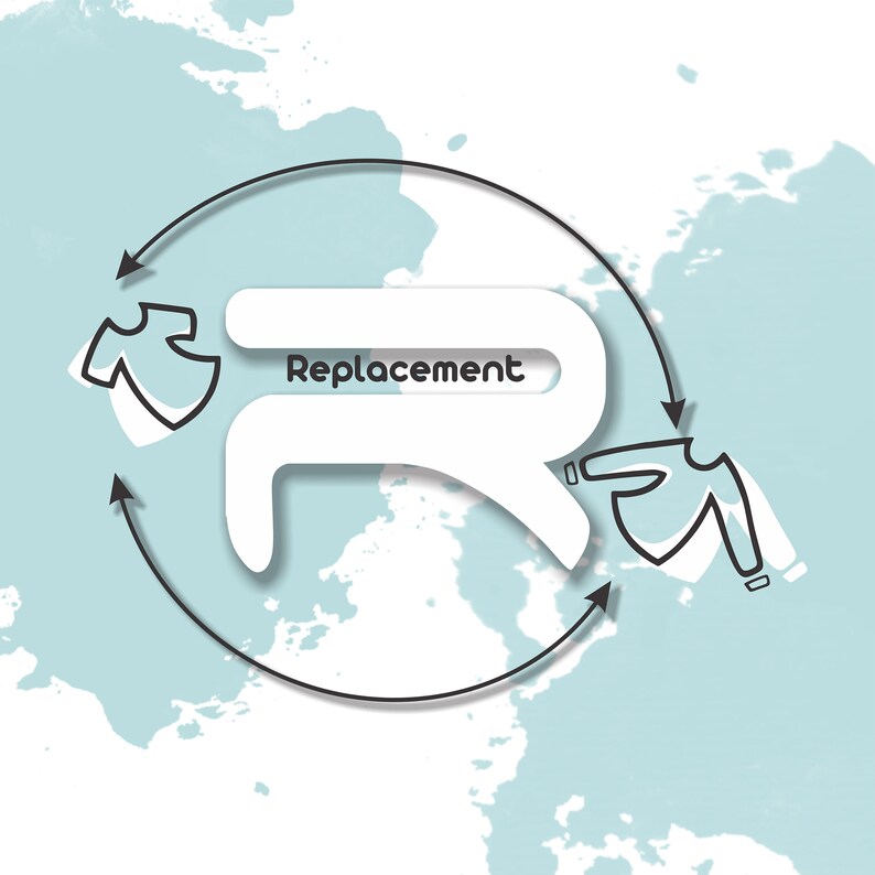 Op de afbeelding: Grafische illustratie met een lichtblauwe achtergrond met een witte "R"-vorm met het woord "Replacement" in het midden. Omtrek kledingstukken worden in een cirkelvormig patroon rond de "R" getoond, met pijlen die een cyclus aangeven.
