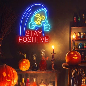 Letrero de neón con calavera que dice "Stay Positive", letrero de neón de Halloween, luz LED para fiesta de Halloween, decoración de Halloween, esqueleto de Halloween, decoración divertida de Halloween