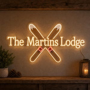 Peut inclure: Une enseigne néon murale affichant le texte The Martins Lodge en lumière jaune chaude. Le design comprend deux skis croisés à texture bois avec des pointes blanches et des fixations rouges, illuminés par un contour néon jaune brillant.