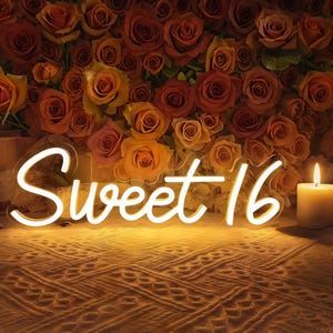 Puede incluir: Un letrero de neón brillante que dice "Sweet 16" en una fuente cursiva. El letrero está iluminado contra un fondo de rosas en tonos naranja, amarillo y rojo. Una vela encendida está a la derecha.
