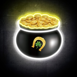 Könnte beinhalten: Ein Neon-Schild, das einen schwarzen Topf zeigt, der mit Goldmünzen gefüllt ist und ein goldenes Hufeisen mit einem grünen Kleeblatt. Der Topf ist mit gelbem Neon umrandet.