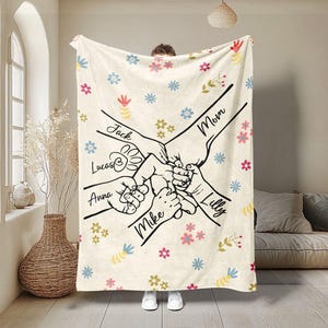 Personalisierte Mom Decke, Mom Geschenk von Tochter, Benutzerdefinierte Mom Händchen haltend, Mutter Geschenk, Decke mit Kindernamen, Familiendecken Geschenk