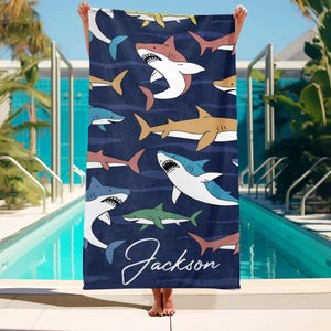Serviette de plage personnalisée, motif requin grande serviette de bain personnalisée avec nom, serviette personnalisée, serviette de plage avec nom à l'extérieur, cadeau de vacances d'anniversaire