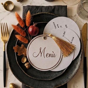 Può includere: Un cartello in legno fatto a mano con la scritta "Welcome" in un carattere giocoso. Presenta uno sfondo bianco invecchiato e una cornice marrone scuro, perfetto per una porta d'ingresso. Il cartello misura circa 30 cm di larghezza.