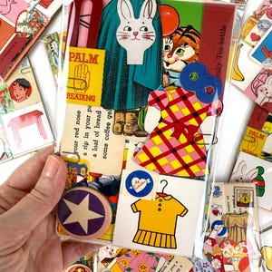 Puede incluir: Una colecci&oacute;n de ef&iacute;meras de papel de estilo vintage, que incluye un conejo, un tigre, un vestido y un bot&oacute;n en forma de estrella. Los art&iacute;culos est&aacute;n en una funda de pl&aacute;stico transparente, con el texto "PALM READING". El tema general es retro y caprichoso.