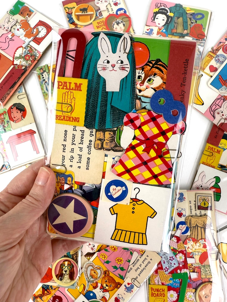 Puede incluir: Una colecci&oacute;n de ef&iacute;meras de papel de estilo vintage, que incluye un conejo, un tigre, un vestido y un bot&oacute;n en forma de estrella. Los art&iacute;culos est&aacute;n en una funda de pl&aacute;stico transparente, con el texto "PALM READING". El tema general es retro y caprichoso.