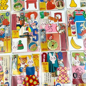 Puede incluir: Una colecci&oacute;n de ef&iacute;meras vintage, que incluye mu&ntilde;ecas de papel, ilustraciones de animales y varias im&aacute;genes recortadas. El surtido presenta una variedad de colores y temas, como corazones, conejitos y patrones florales, todo sujeto con clips de papel met&aacute;licos.