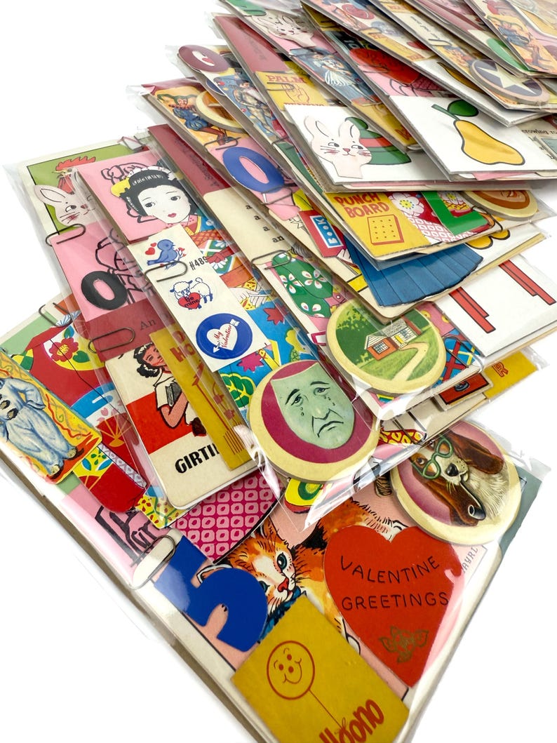 Puede incluir: Una colecci&oacute;n de ef&iacute;meras de papel vintage, que incluye tarjetas, pegatinas y marcadores. Los art&iacute;culos presentan ilustraciones de animales, personas y varios dise&ntilde;os. Algunas tarjetas tienen el texto "Valentine Greetings". Los art&iacute;culos est&aacute;n empaquetados en pl&aacute;stico transparente.