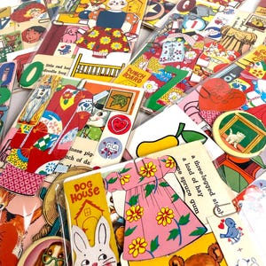 Puede incluir: Una colecci&oacute;n de ef&iacute;meras de papel vintage, que incluye marcadores, tarjetas y insignias. Los art&iacute;culos presentan ilustraciones coloridas de animales, vestidos y texto como "Dog House" y "To My Love". La est&eacute;tica general recuerda a los libros infantiles de mediados de siglo.