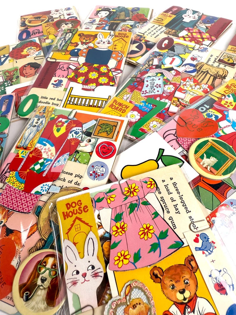 Puede incluir: Una colecci&oacute;n de ef&iacute;meras de papel vintage, que incluye marcadores, tarjetas y insignias. Los art&iacute;culos presentan ilustraciones coloridas de animales, vestidos y texto como "Dog House" y "To My Love". La est&eacute;tica general recuerda a los libros infantiles de mediados de siglo.