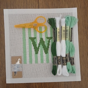 Beginner Needlepoint Personalized Letter Canvas Gift for Friend Summer Craft Gift for Mom Needlepoint Canvas Initial Needlepoint Kit Bild 9