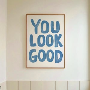 Sie sehen gut aus, Druck, blaue Typografie, Wandkunst, Funky Badezimmer Poster, trendiges Zitat Druck, erhebender Kunstdruck, Flurdekor, Badezimmer Druck