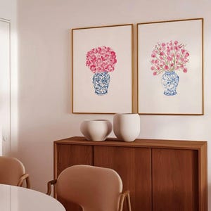 Juego de 2 impresiones chinoiserie de flores rosas en acuarela, arte de pared con peonías rosas y flores de cerezo, impresión artística de jarrón azul con rosas florales, póster moderno