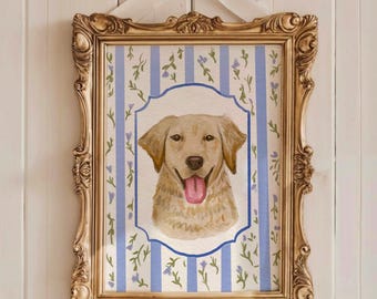 以下が含まれることがあります： ゴールデンレトリバー犬の水彩画の額入り絵画。絵画は、花柄のアクセントが付いた青と白のストライプの背景に設定されています。装飾的な金のフレームは、白いリボンの弓で飾られています。