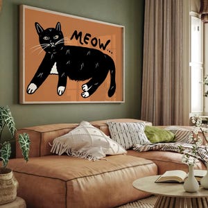 Könnte beinhalten: Eine schwarze Katze mit weißen Markierungen liegt auf einem braunen Hintergrund. Die Katze schaut den Betrachter an und der Text "MEOW..." steht über der Katze.