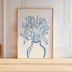 Dibujo de naturaleza muerta con flores azules, dibujo de ramo azul claro, póster estético de moda, arte mural botánico floral, arte lineal minimalista con jarrón de flores