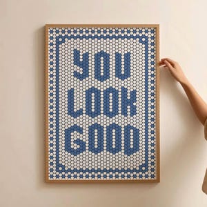 Impresión "You Look Good", arte de pared con letras en mosaico hexagonal, tipografía de mosaico, arte de decoración de baño, mosaico de piso, póster con cita en azul marino