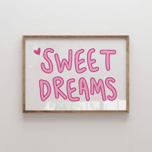 Impresión de dulces sueños, arte de pared con tipografía rosa sobre la cama, póster bonito para dormitorio, decoración de dormitorio femenino, impresión estética con cita de apartamento universitario