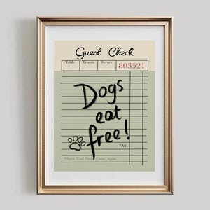 以下が含まれることがあります： 「Guest Check」のデザインで、「Dogs eat free!」の手書き文字がプリントされた額入りプリント。足跡と「Thank You! Please Come Again.」のフレーズが含まれています。