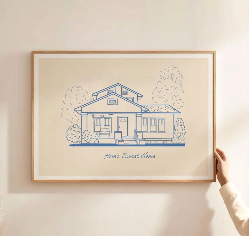 Puede incluir: Una impresi&oacute;n enmarcada de un dibujo lineal de una casa con un fondo beige. La casa es azul y tiene un porche delantero con una puerta y ventanas. El texto "Home Sweet Home" est&aacute; escrito debajo de la casa.