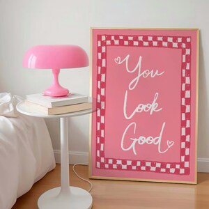 Lámina artística "Te ves bien", decoración de pared para baño, póster rosa preppy, lámina a cuadros, tipografía estética de moda, impresión con cita retro