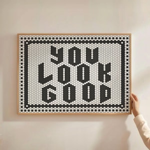Puede incluir: Impresión enmarcada en blanco y negro con un diseño de mosaico de azulejos que dice "YOU LOOK GOOD".