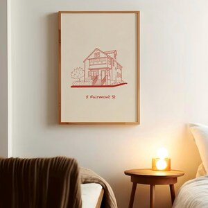 Puede incluir: Una ilustraci&oacute;n enmarcada de una casa roja sobre un fondo blanco. La casa tiene un porche y un peque&ntilde;o jard&iacute;n con un &aacute;rbol. El texto "5 Fairmont St" est&aacute; impreso debajo de la casa.