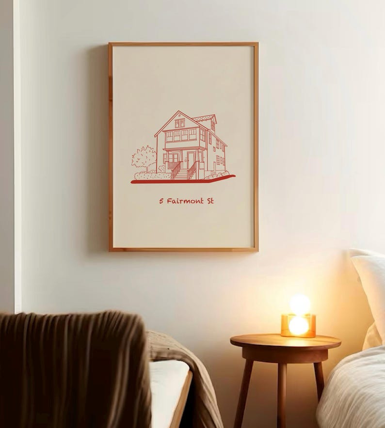 Puede incluir: Una ilustraci&oacute;n enmarcada de una casa roja sobre un fondo blanco. La casa tiene un porche y un peque&ntilde;o jard&iacute;n con un &aacute;rbol. El texto "5 Fairmont St" est&aacute; impreso debajo de la casa.