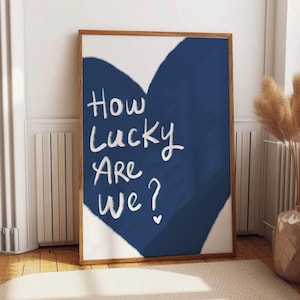 How Lucky Are We Print, Blaues Herz Poster, Trendy Wohnheim Dekor, Erhebende Retro Wandkunst, Ästhetische Preppy druckbare Kunst, Navy Blau Zitat