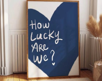 Stampa "Quanto siamo fortunati", poster con cuore blu, arredamento alla moda per dormitori, arte murale retrò edificante, arte stampabile estetica preppy, citazione blu navy