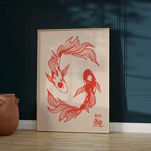 Puede incluir: Una impresión minimalista con dos peces koi rojos nadando en círculo. La impresión tiene un fondo beige y la palabra "KOI" en caracteres japoneses está escrita en la esquina inferior derecha.