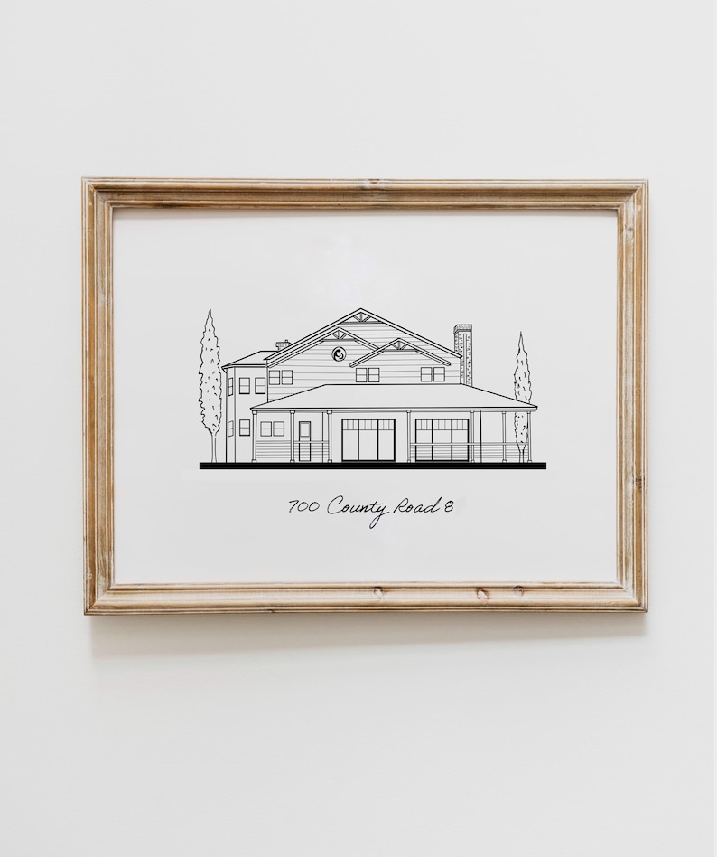 Puede incluir: Un dibujo en blanco y negro de una casa con un porche y dos &aacute;rboles. La direcci&oacute;n "700 County Road 8" est&aacute; escrita debajo de la casa.