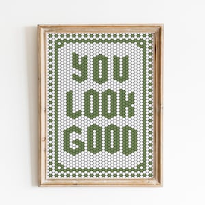 Impresión artística "You Look Good", póster con cita de letras hexagonales en mosaico, arte de pared verde salvia, tipografía de mosaico, arte de decoración de baño, impresión verde