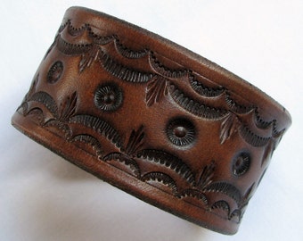 Handbearbetat lädermanschettarmband – Bredt brunt armband
