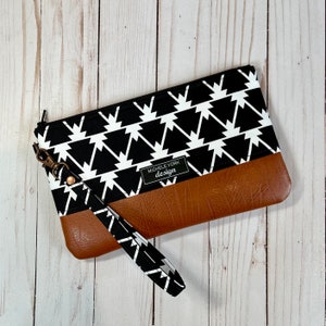 WRISTLET | black and white geometric fabric and cognac faux leather clutch, zipper wristlet, vegan leather purse for women